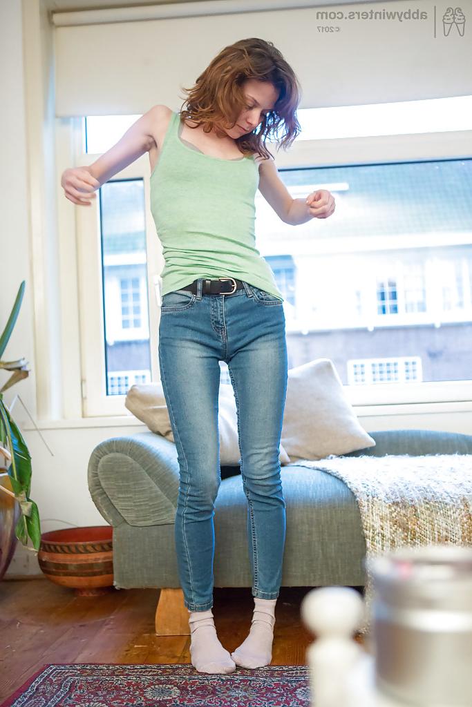 16P Amateurküken mit haariger Muschi Victoria J zieht vor versteckter Kamera ihre Jeans an