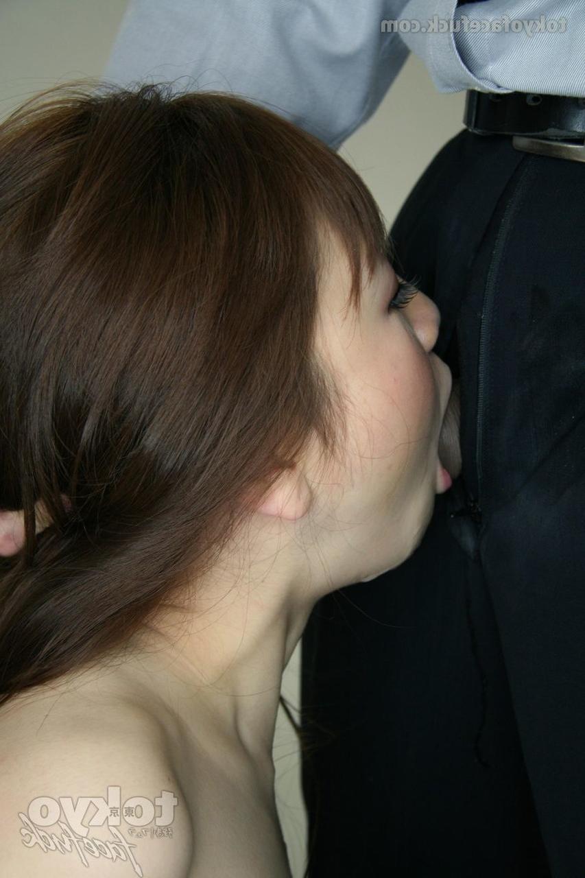 16P Chica japonesa en topless da placer a una polla de rodillas con las muñecas atadas