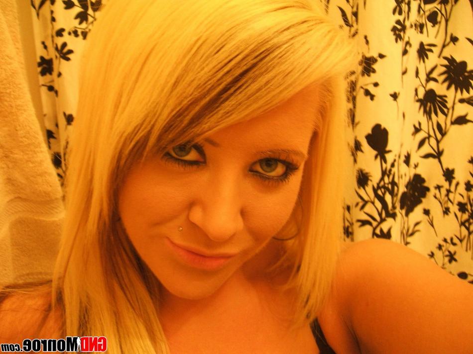 12P Adolescente rubia se toma tentadoras autofotos en el espejo del baño