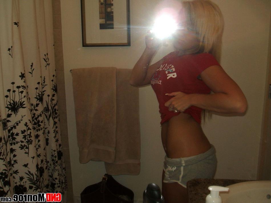 12P Adolescente rubia se toma tentadoras autofotos en el espejo del baño