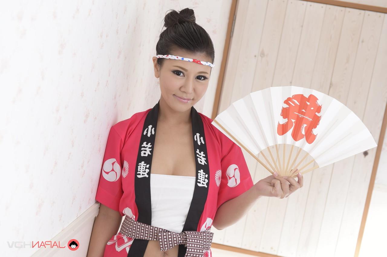 15P La charmante japonaise Amiru Kinohara se met nue en portant des bottes blanches