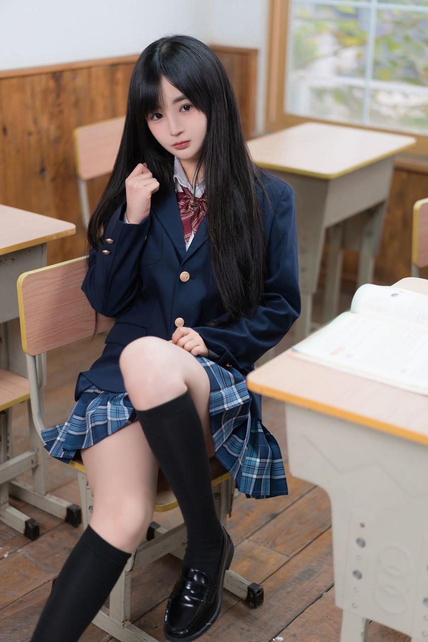 10P Colegial bonita faz uma provocação quente vestindo um uniforme de sacanagem e meias