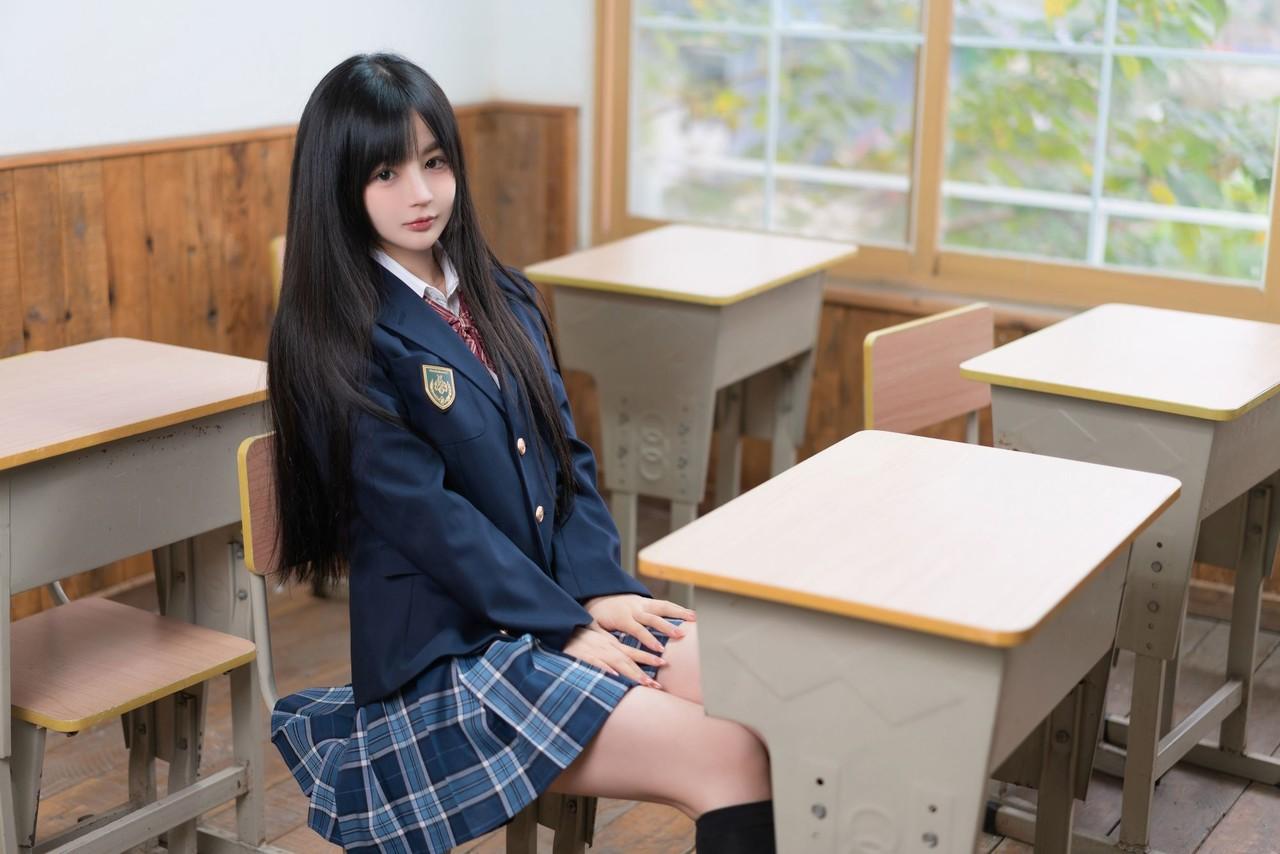 10P Colegial bonita faz uma provocação quente vestindo um uniforme de sacanagem e meias