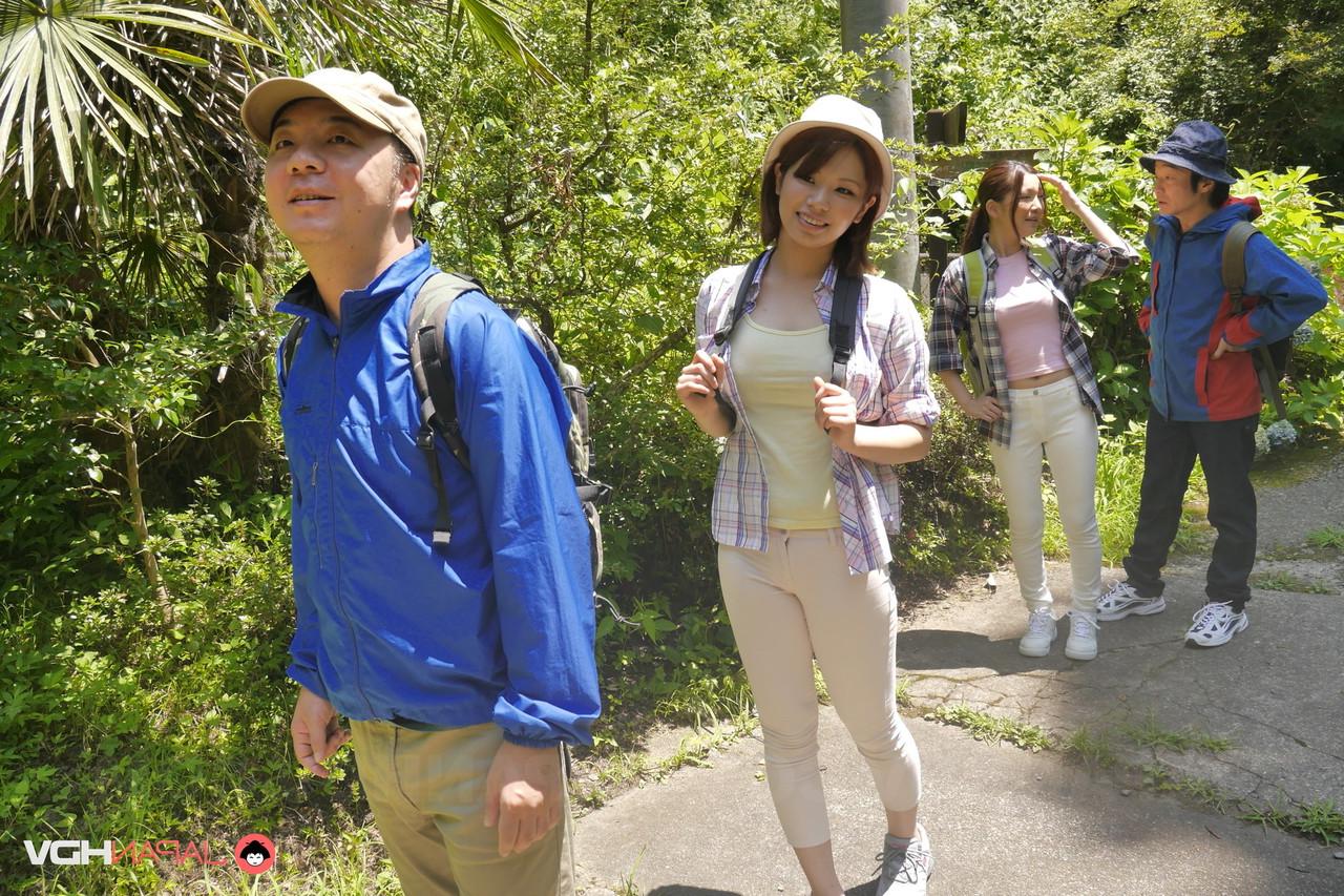 20P A alpinista asiática Mei Ashikawa seduz seu guia e pega seu pau na floresta