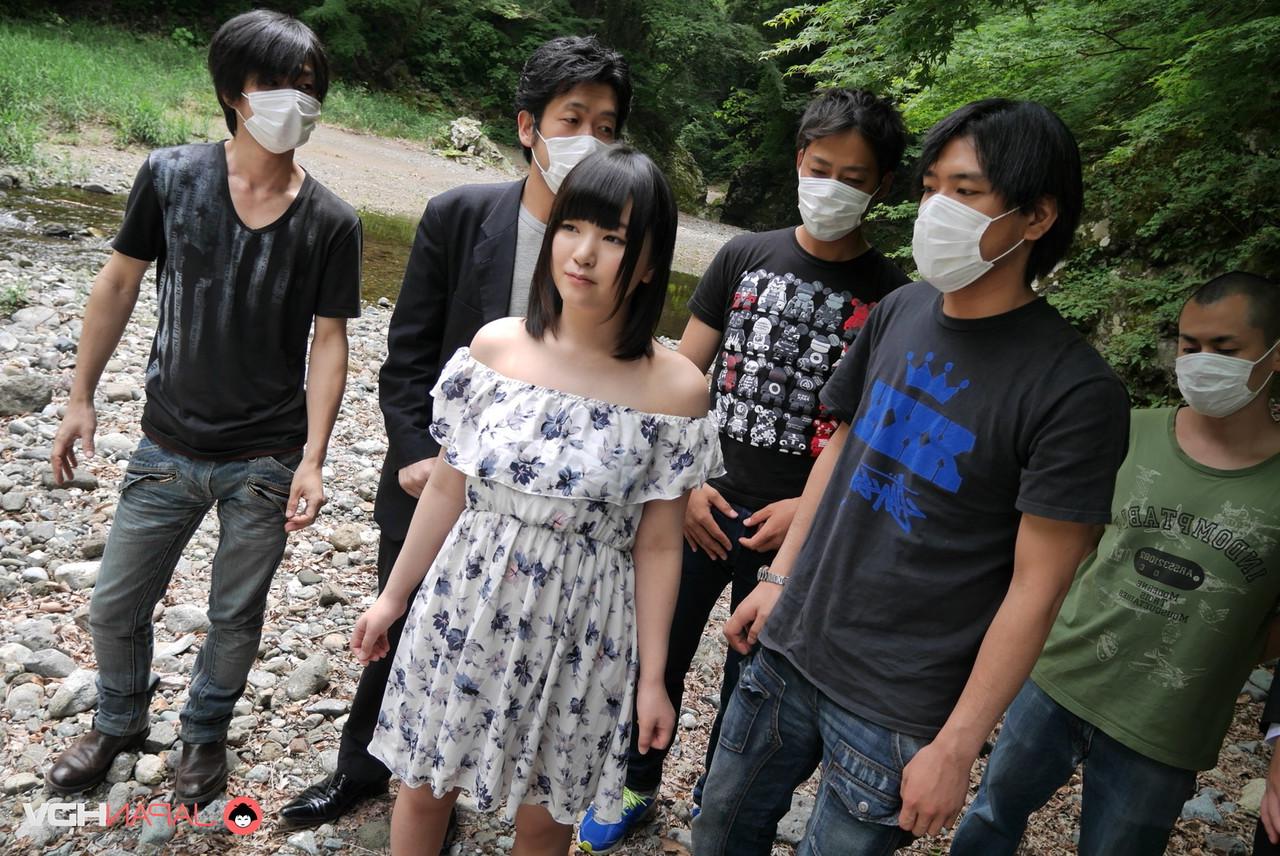 15P La linda japonesa Tsuna Kimura les da sexo oral a un grupo de chicos en un terreno rocoso
