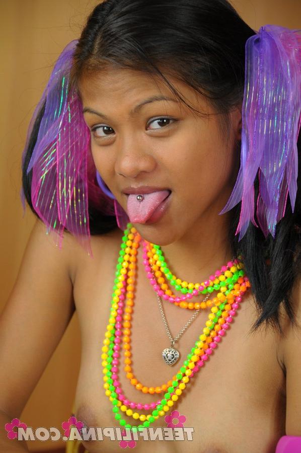 16P Lindas garotas filipinas se acariciam enquanto ficam nuas