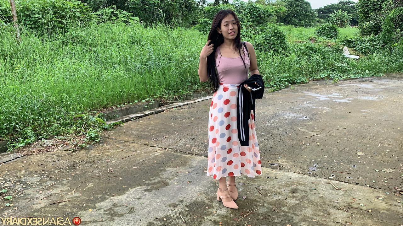 20P Petite Asian amador Pangpang expõe sua bunda redonda e dá um pau no POV