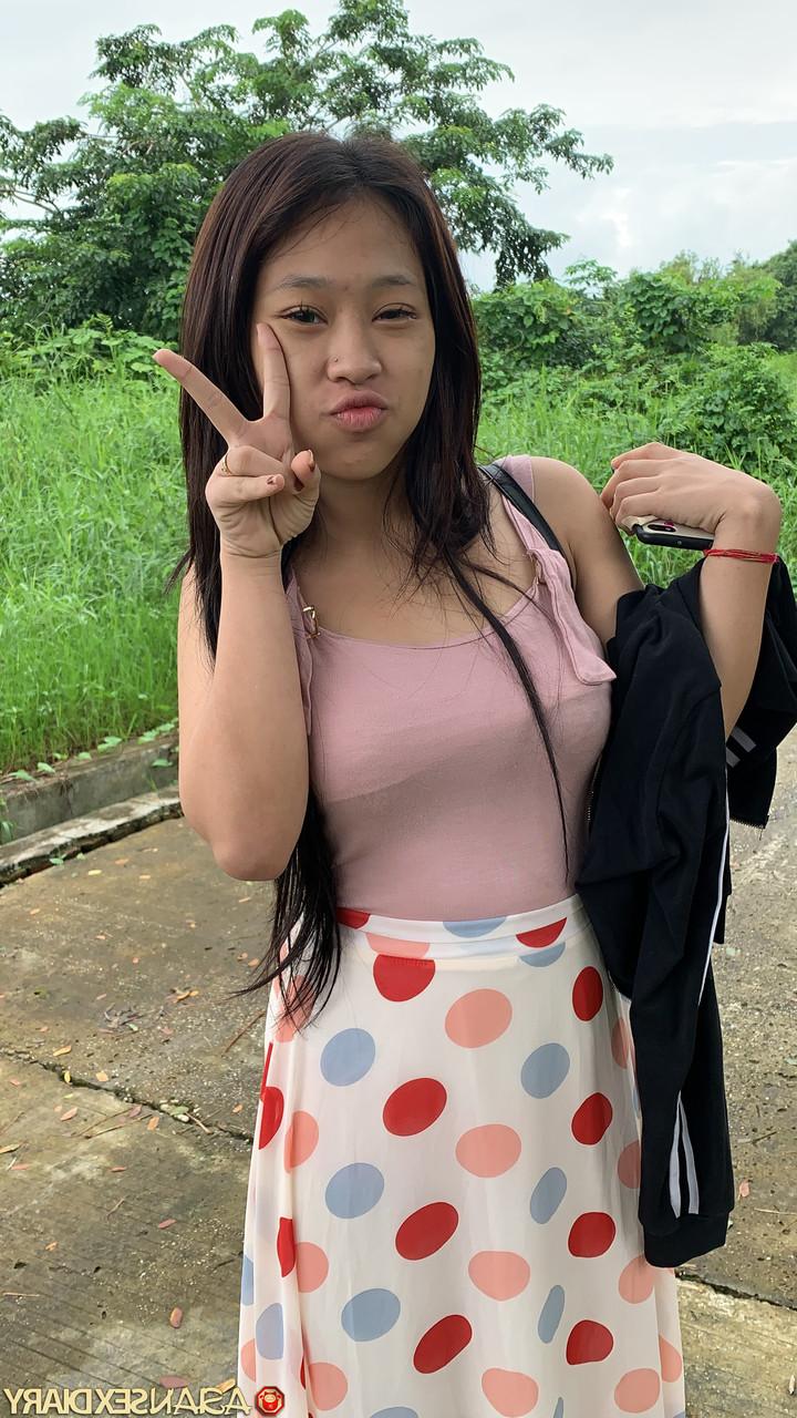 20P Petite Asian amador Pangpang expõe sua bunda redonda e dá um pau no POV
