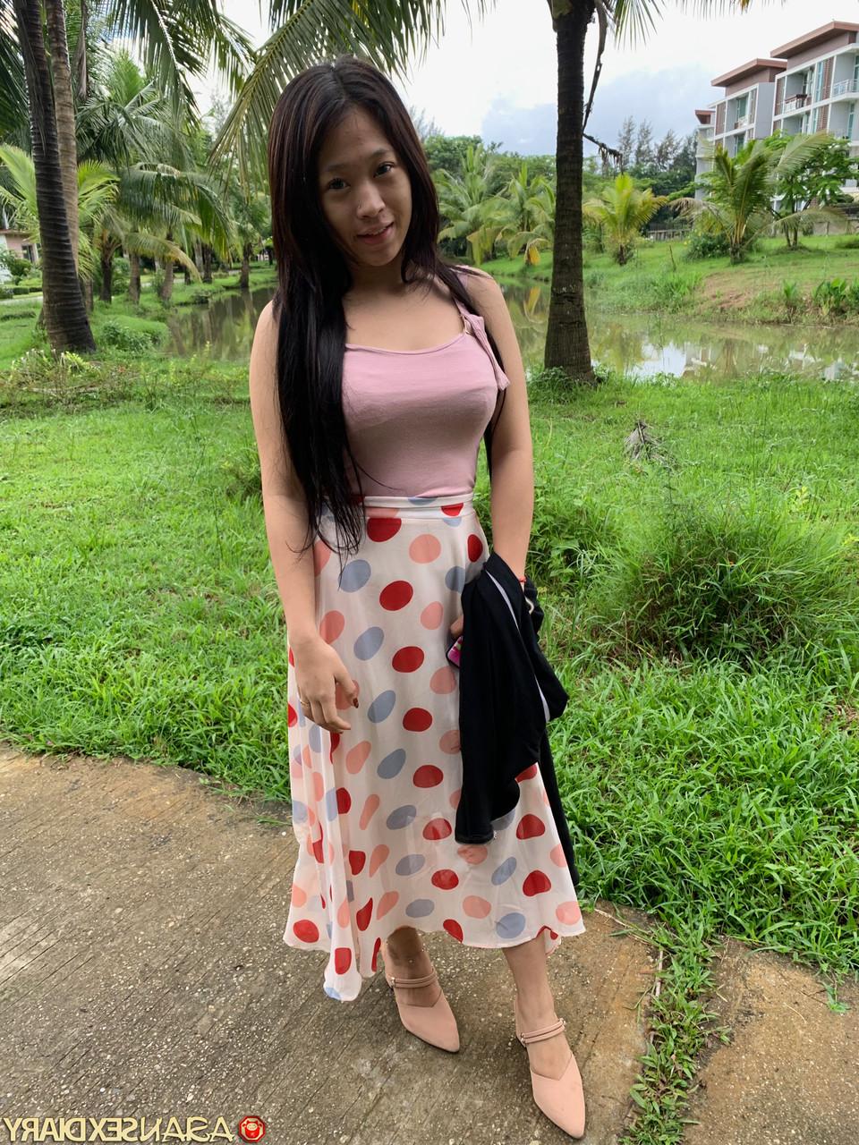20P Petite Asian amador Pangpang expõe sua bunda redonda e dá um pau no POV