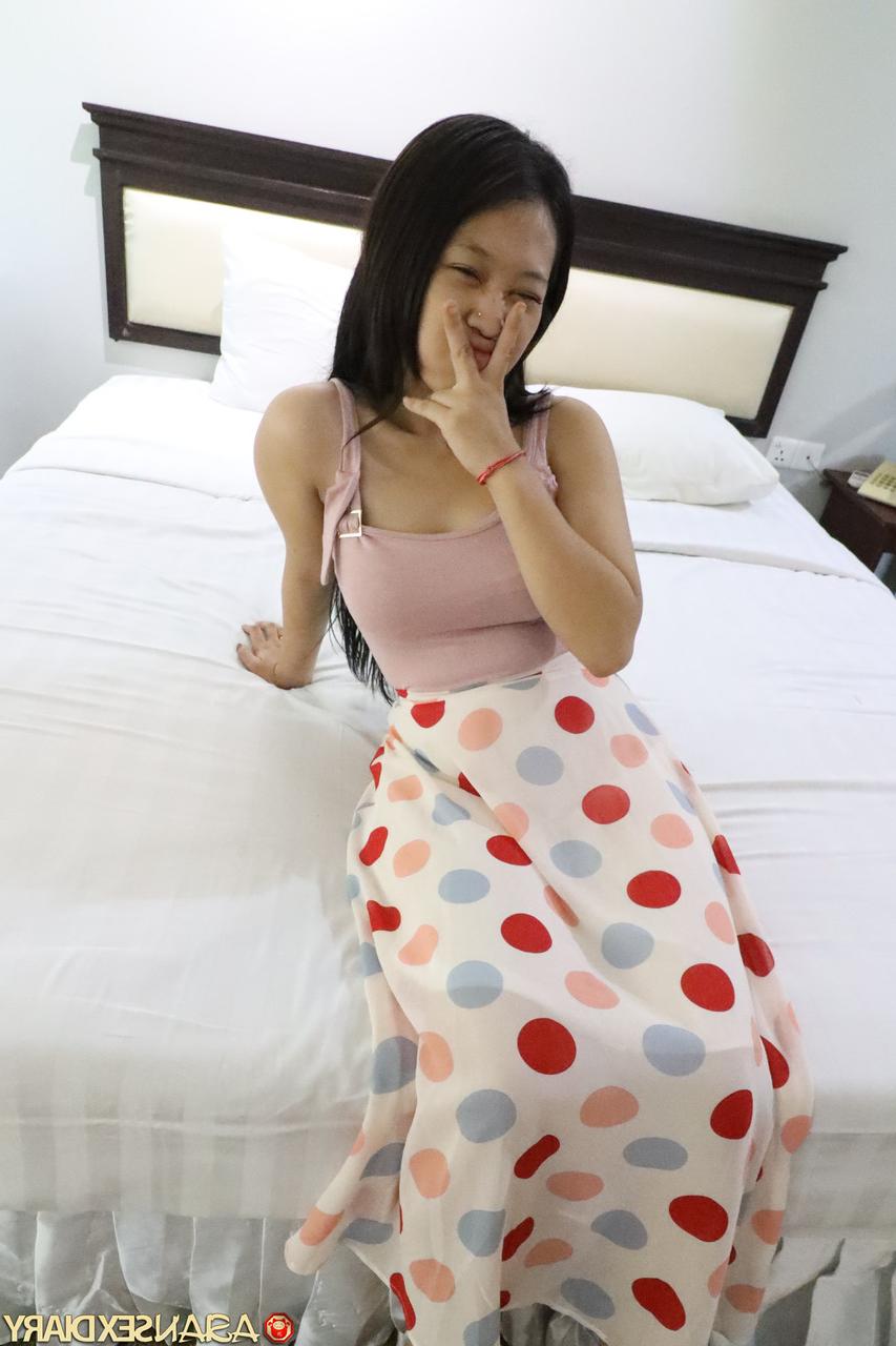 20P Petite Asian amador Pangpang expõe sua bunda redonda e dá um pau no POV