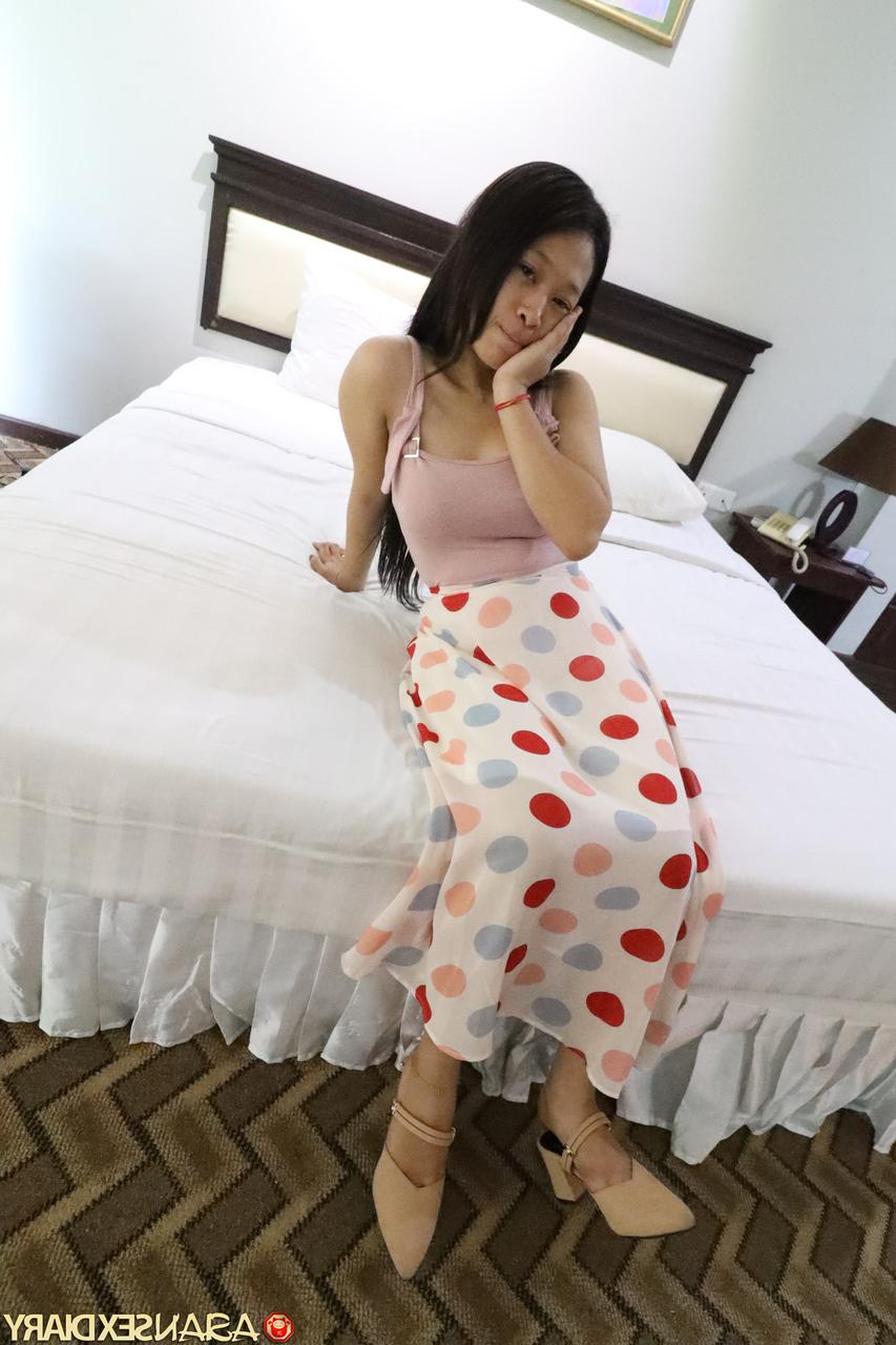 20P Petite Asian amador Pangpang expõe sua bunda redonda e dá um pau no POV