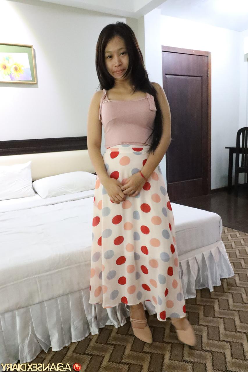 20P Petite Asian amador Pangpang expõe sua bunda redonda e dá um pau no POV