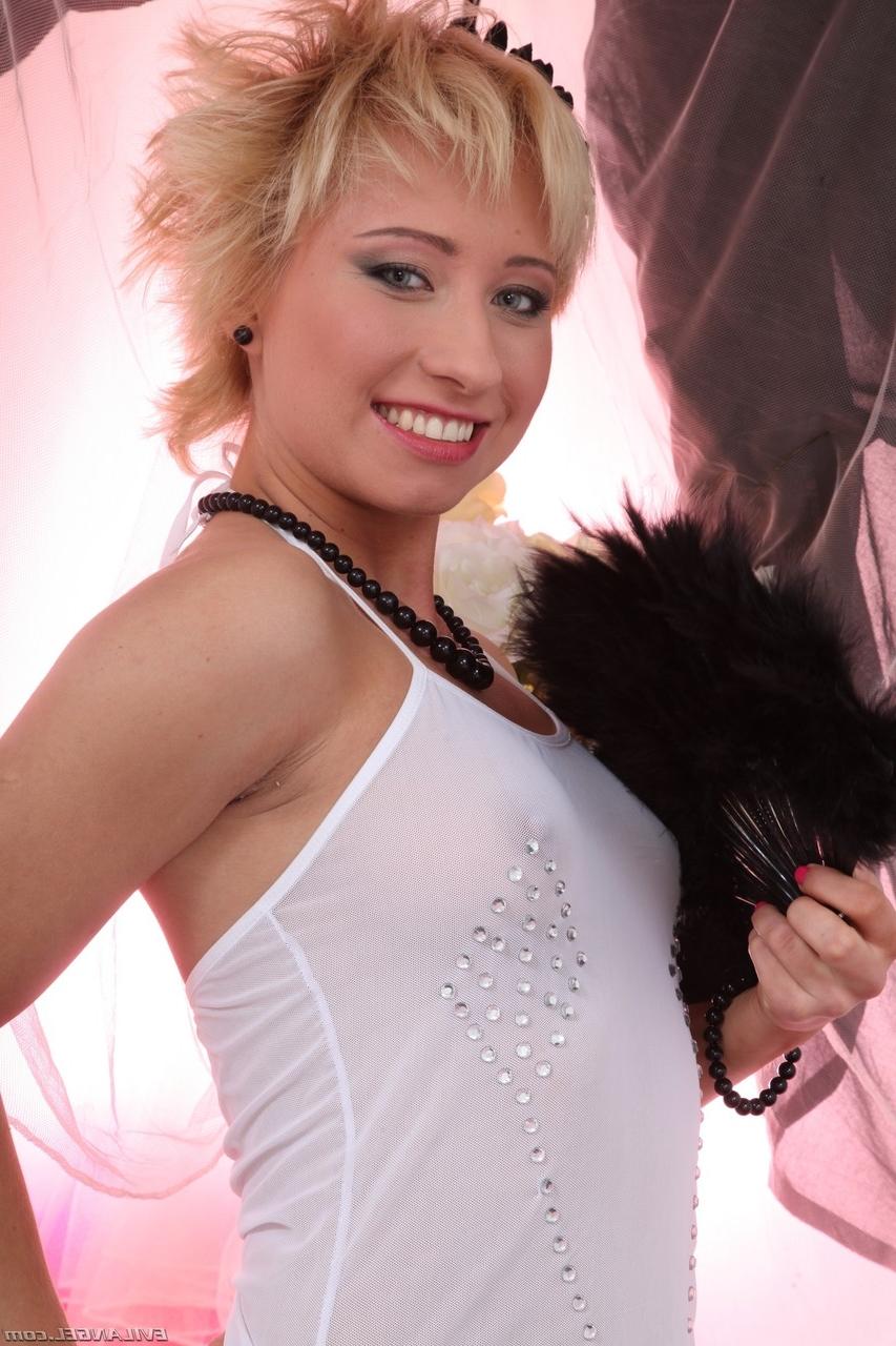 17P A glamorosa loira de cabelos curtos Nika Star brinca com seu brinquedo sexual favorito