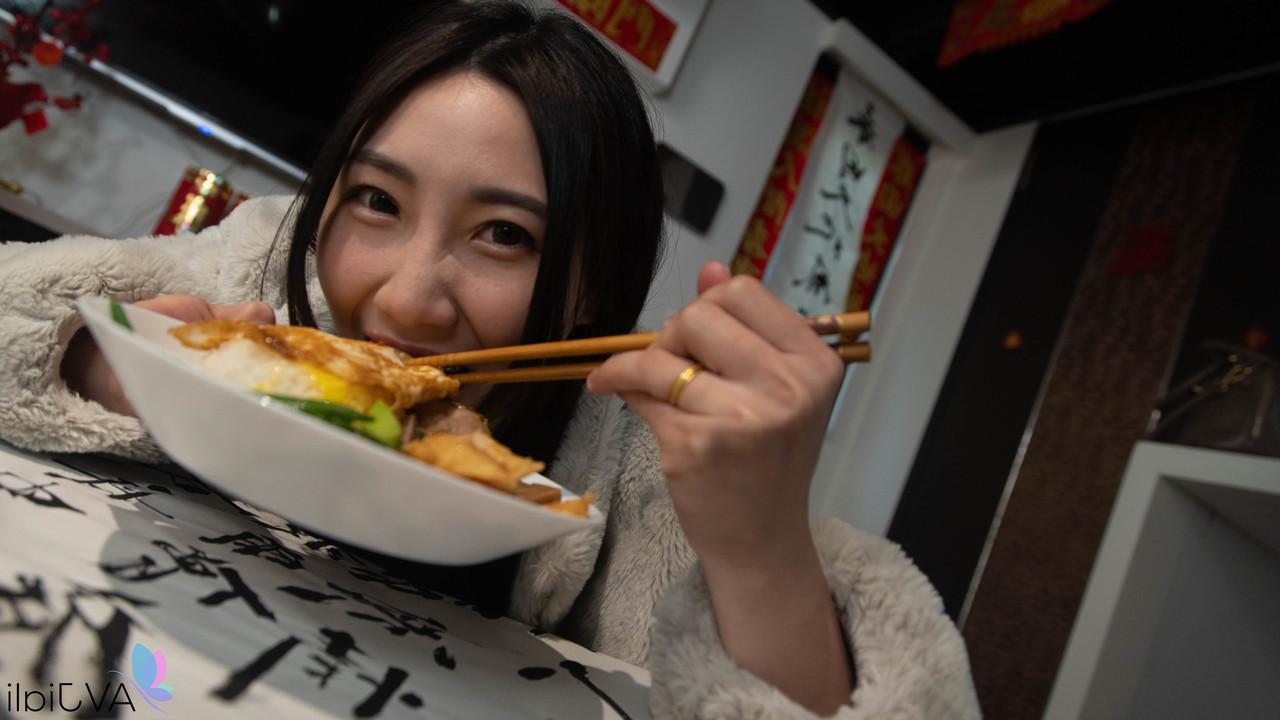15P La Chinoise Li Er participe au sexe en POV après avoir dîné avec un bon repas