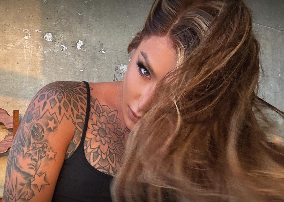 15P La hermosa nena de cámara Onlyfans Chanel Santini muestra su gran culo