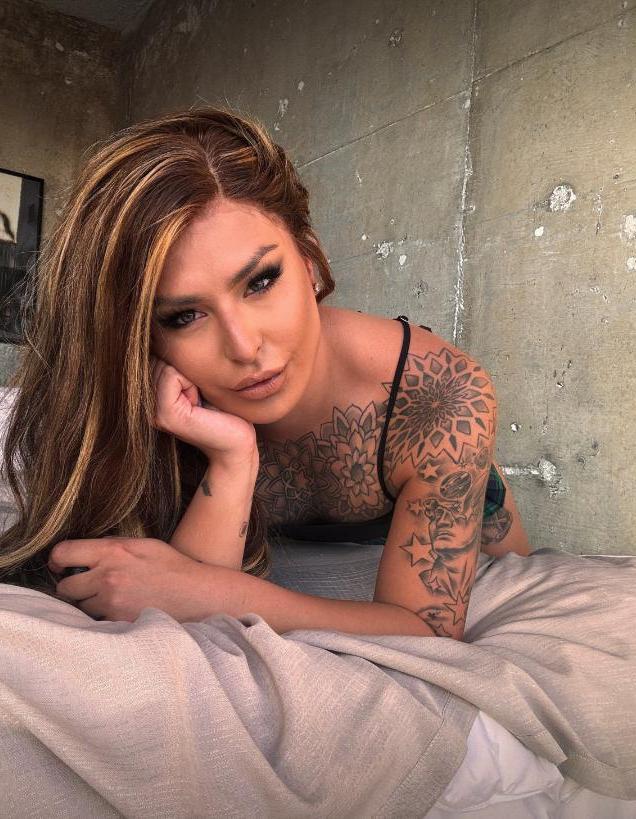 15P La hermosa nena de cámara Onlyfans Chanel Santini muestra su gran culo