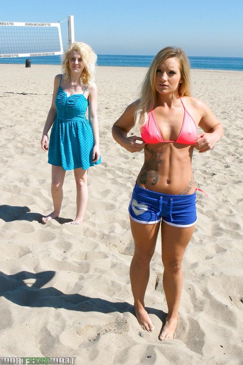 17P Las chicas de playa Catie y Cali Cassidy se quitan los sujetadores del bikini para exponer sus tetas naturales