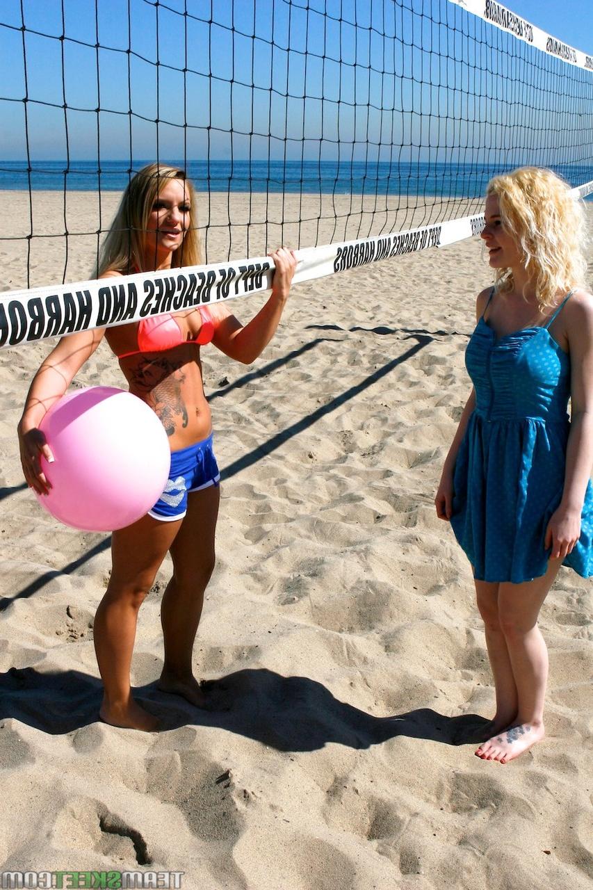 17P Las chicas de playa Catie y Cali Cassidy se quitan los sujetadores del bikini para exponer sus tetas naturales