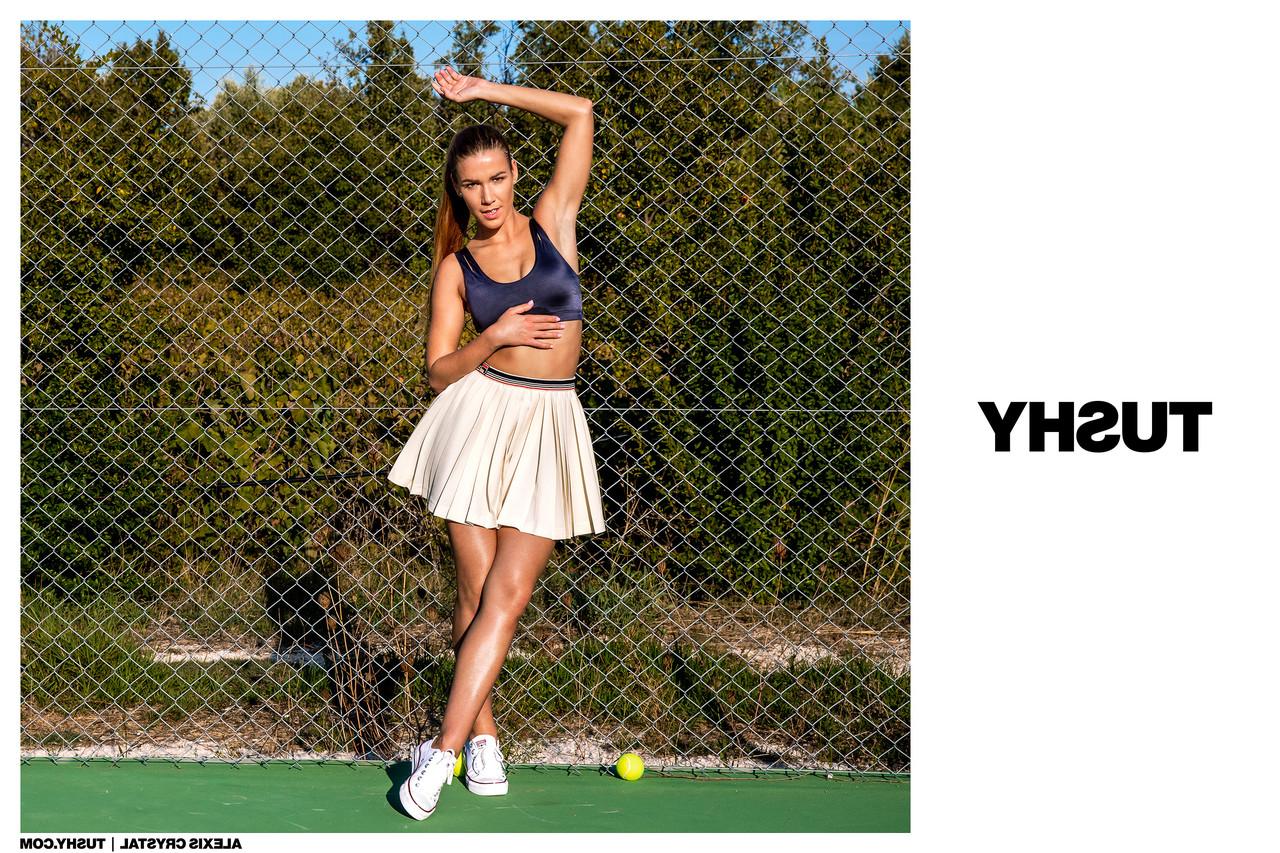 20P Die sexy Tennisspielerin Alexis Crystal zieht ihre Uniform aus und wird anal gefickt