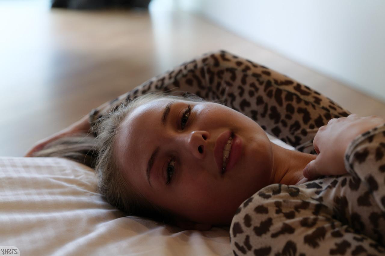 12P La hermosa olya derkach muestra su gran culo con un mono sexy