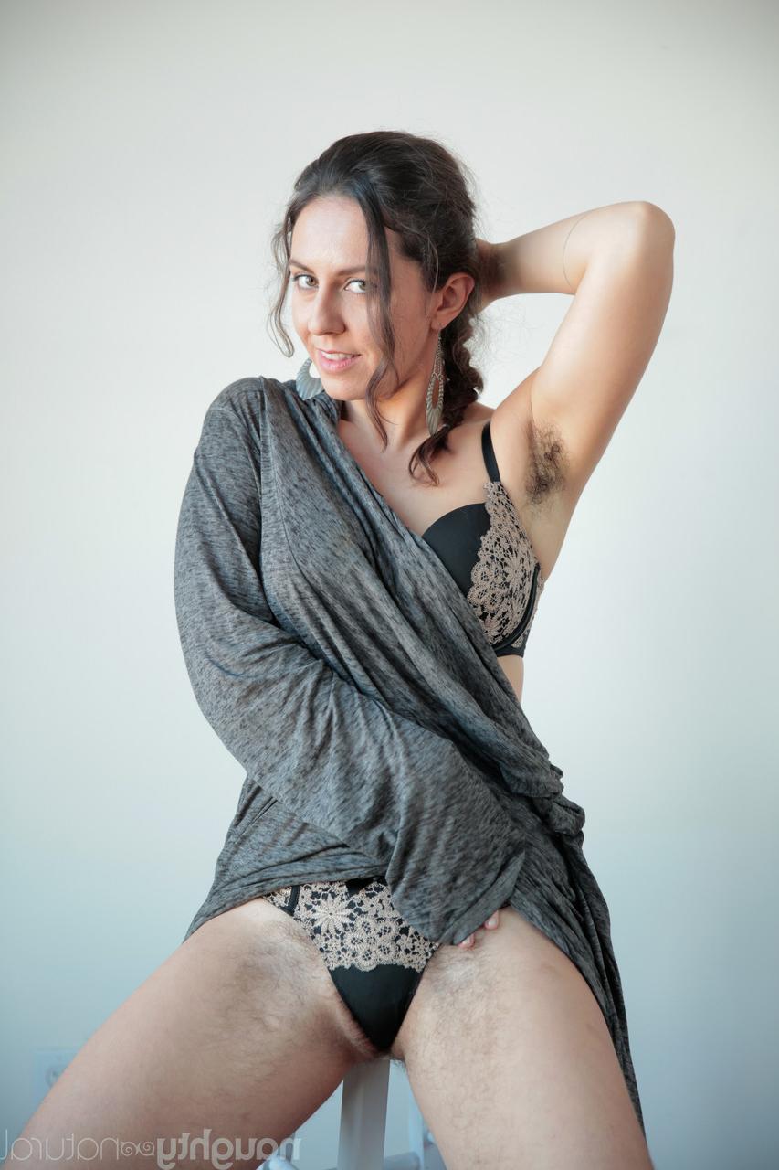 20P Nikki Silver, une fille sexy au gros cul, se frotte la chatte poilue après s'être déshabillée.