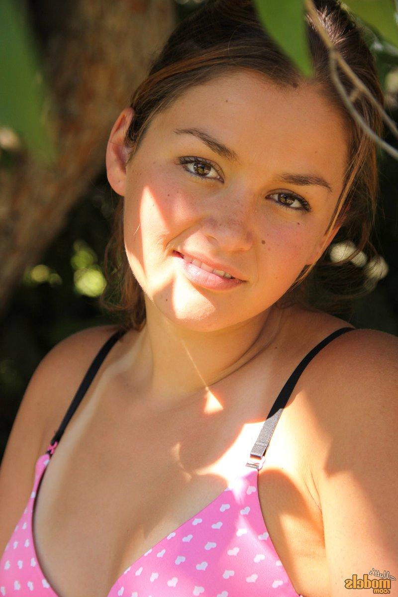 16P A pequena amadora Allie Haze mostra seu corpo bronzeado à sombra de uma árvore