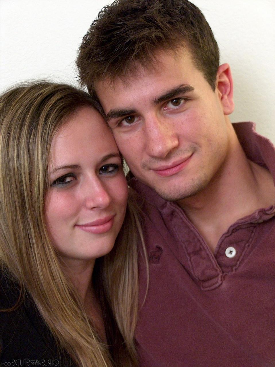 16P Sexy Amateurpaar zieht sich aus, um für erotische Fotos vor dem Fick zu posieren