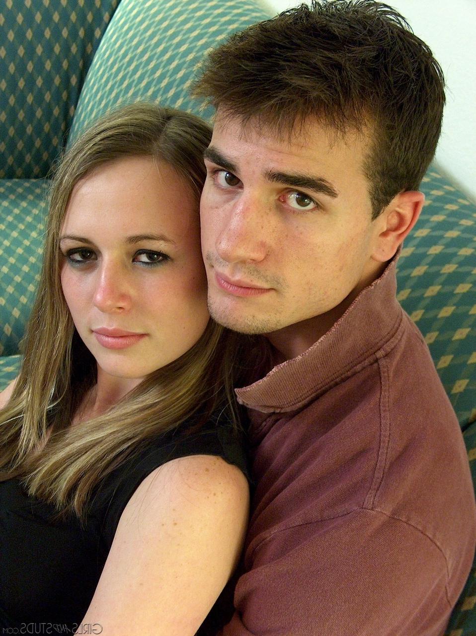 16P Sexy Amateurpaar zieht sich aus, um für erotische Fotos vor dem Fick zu posieren