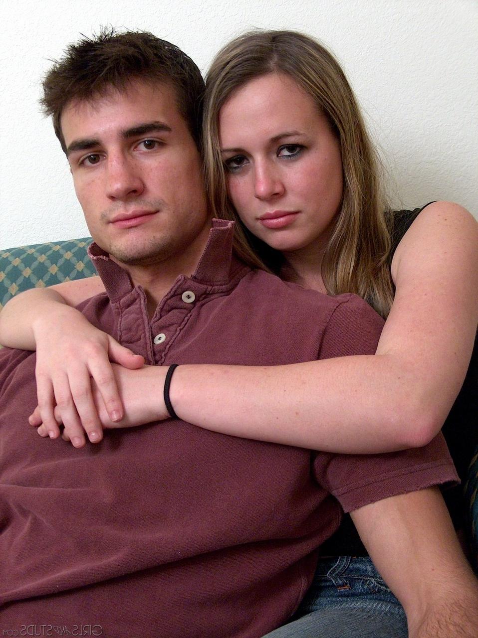 16P Sexy Amateurpaar zieht sich aus, um für erotische Fotos vor dem Fick zu posieren