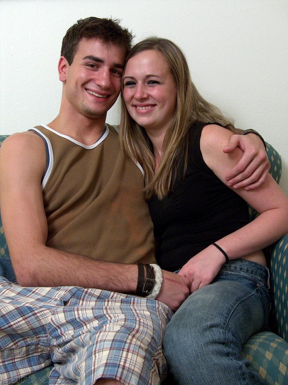 16P Sexy Amateurpaar zieht sich aus, um für erotische Fotos vor dem Fick zu posieren