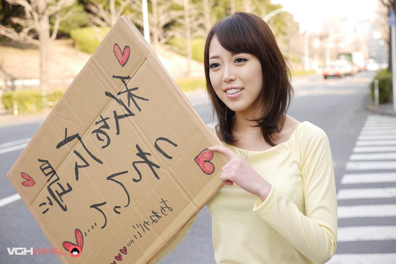 15P La guapa japonesa Shiori Yamate muestra sus tetas después de hacer autostop