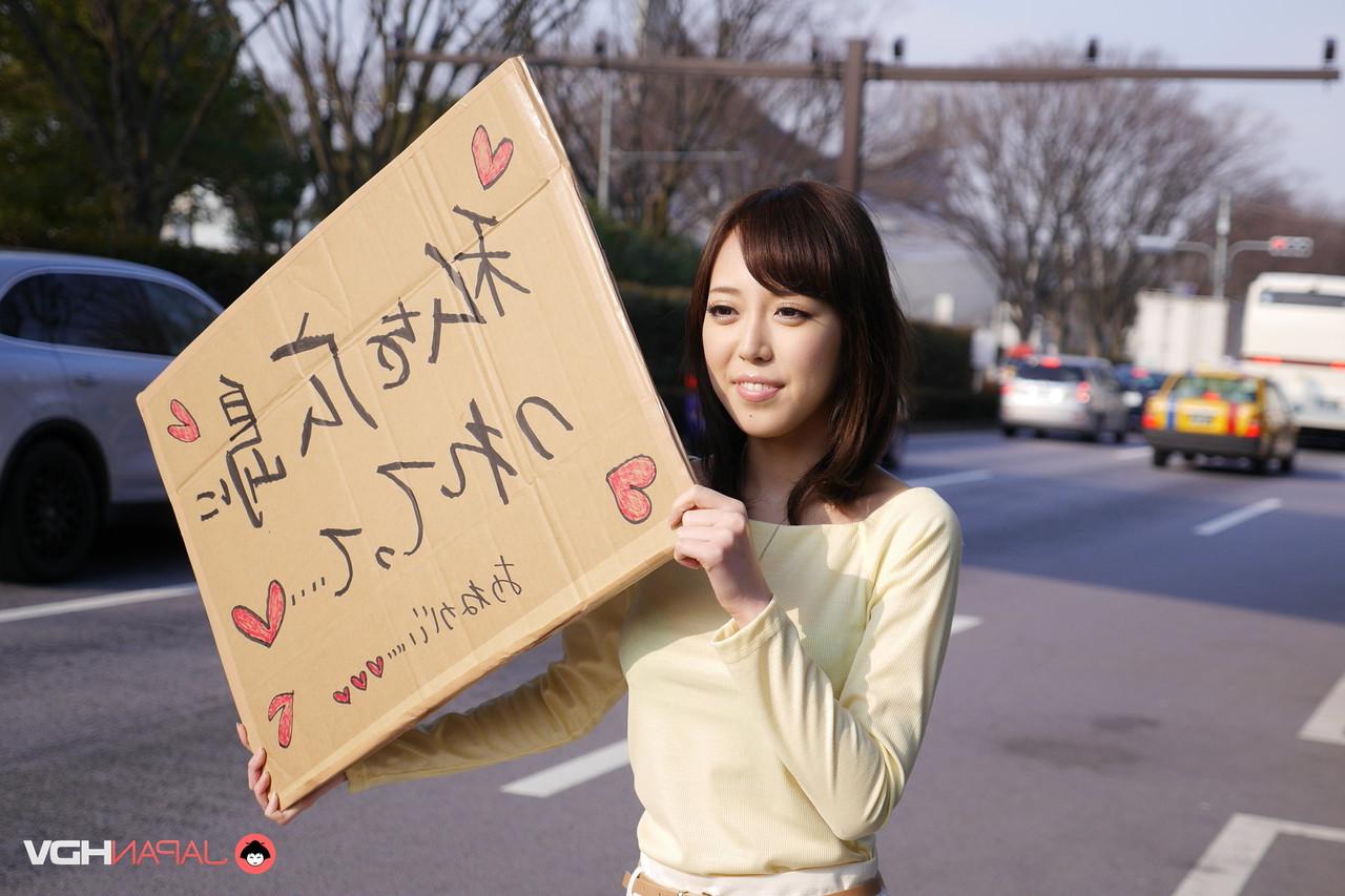 15P La guapa japonesa Shiori Yamate muestra sus tetas después de hacer autostop