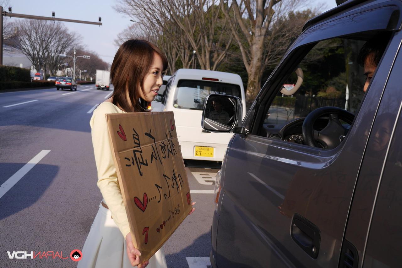 15P La guapa japonesa Shiori Yamate muestra sus tetas después de hacer autostop