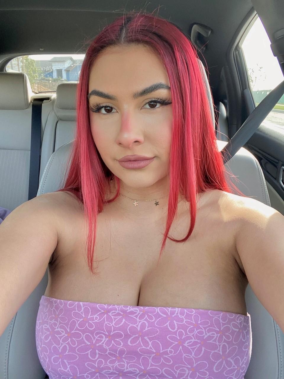 12P La voluptueuse amatrice Angel expose ses gros seins et son manchon en solo.