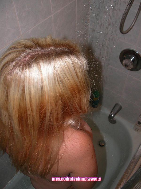 20P Liisa, une MILF potelée, joue avec sa chatte excitée avec un gode dans la salle de bain.