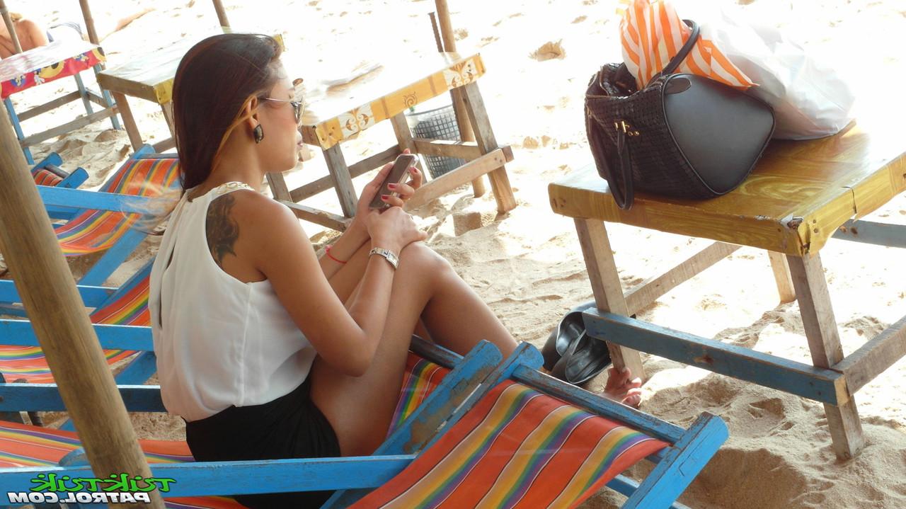 12P Garota tailandesa Cartoon desliza a parte inferior do biquíni para o lado antes de fazer sexo com um turista
