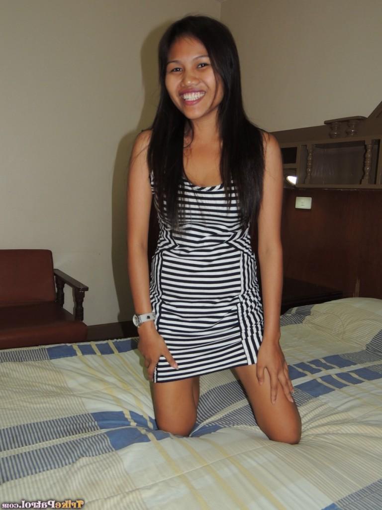 20P Zierlicher philippinischer Teenager hat Sex mit einem Ausländer in einem Motelzimmer