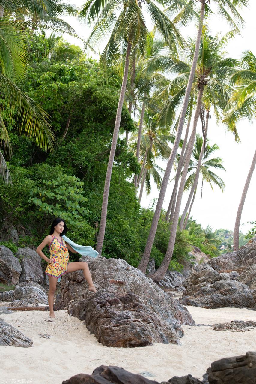 20P Die asiatische Schönheit Kahlisa entblößt ihre großen Brüste und ihre pelzige Muschi am Strand