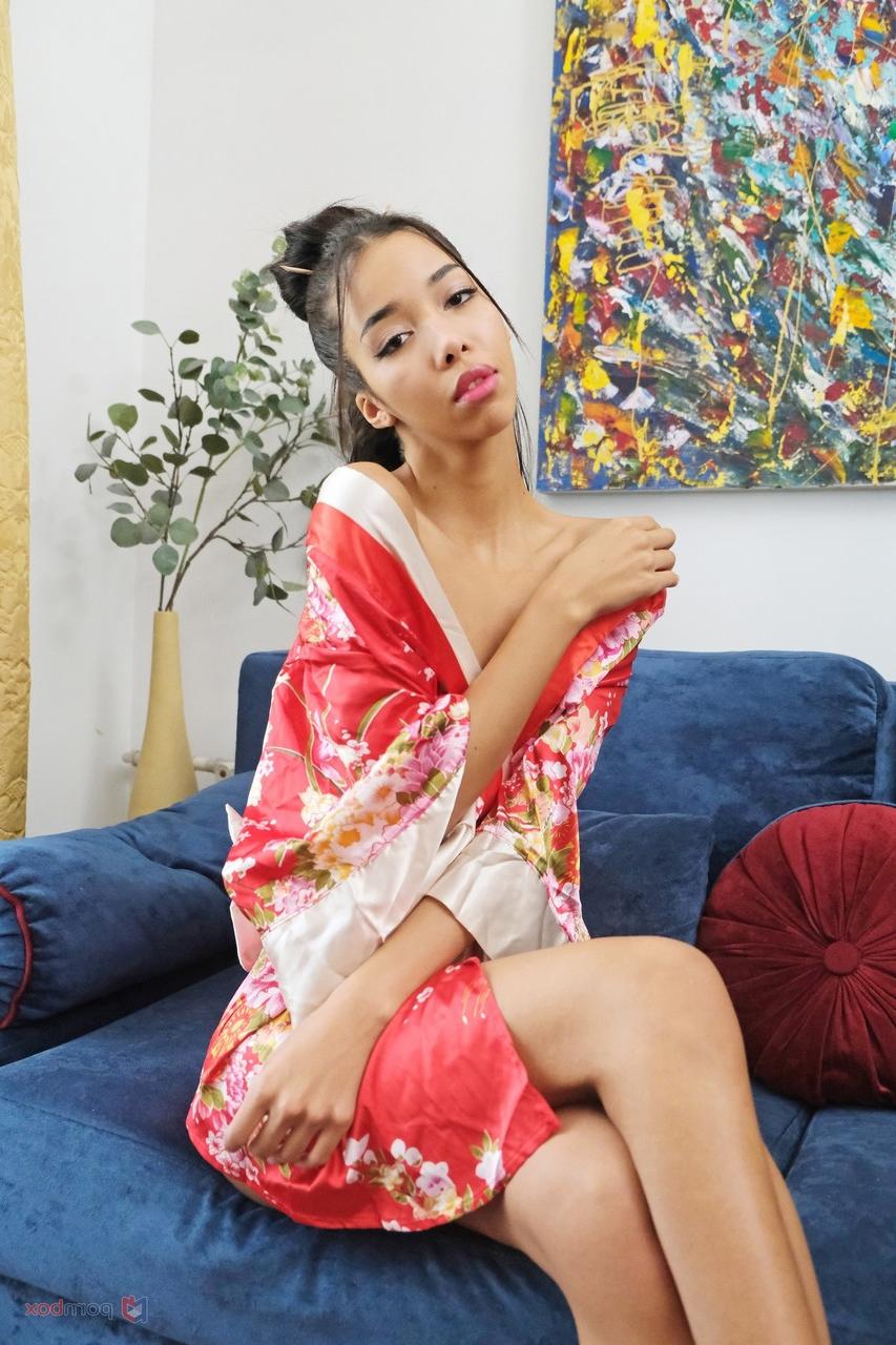 20P La beauté asiatique Lia Lin prend une grosse bite blanche dans son butin serré sur le canapé.