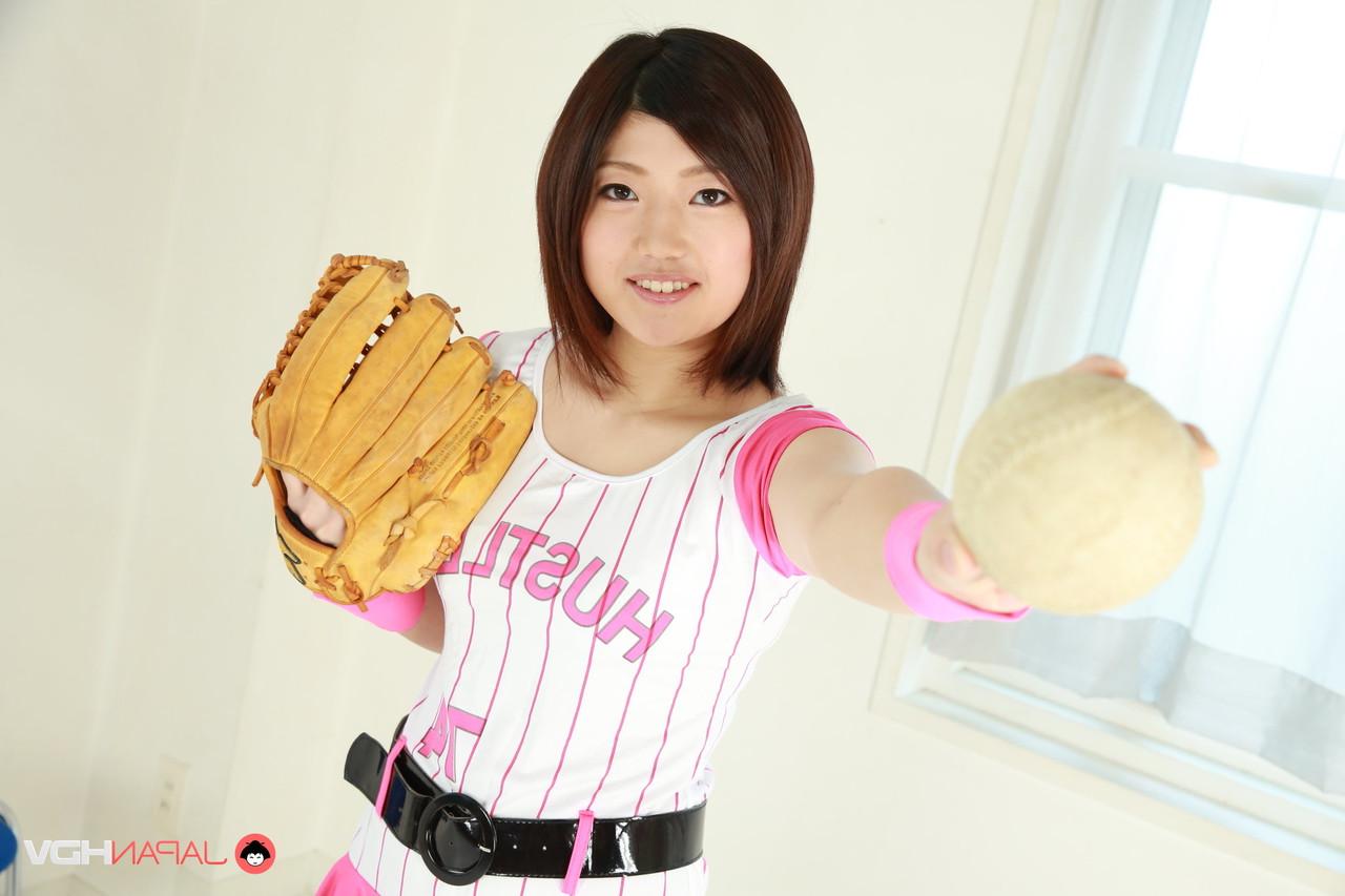 15P Die sportliche Japanerin Kiara Minami befreit ihre Muschi aus Baumwollunterwäsche