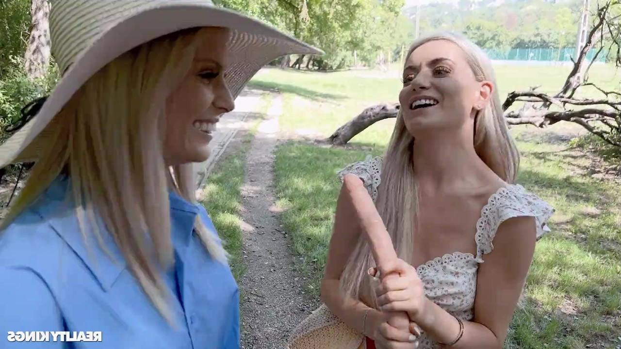 20P Lésbicas Candee Licious e Emilly Bellex compartilham um vibrador duplo ao ar livre