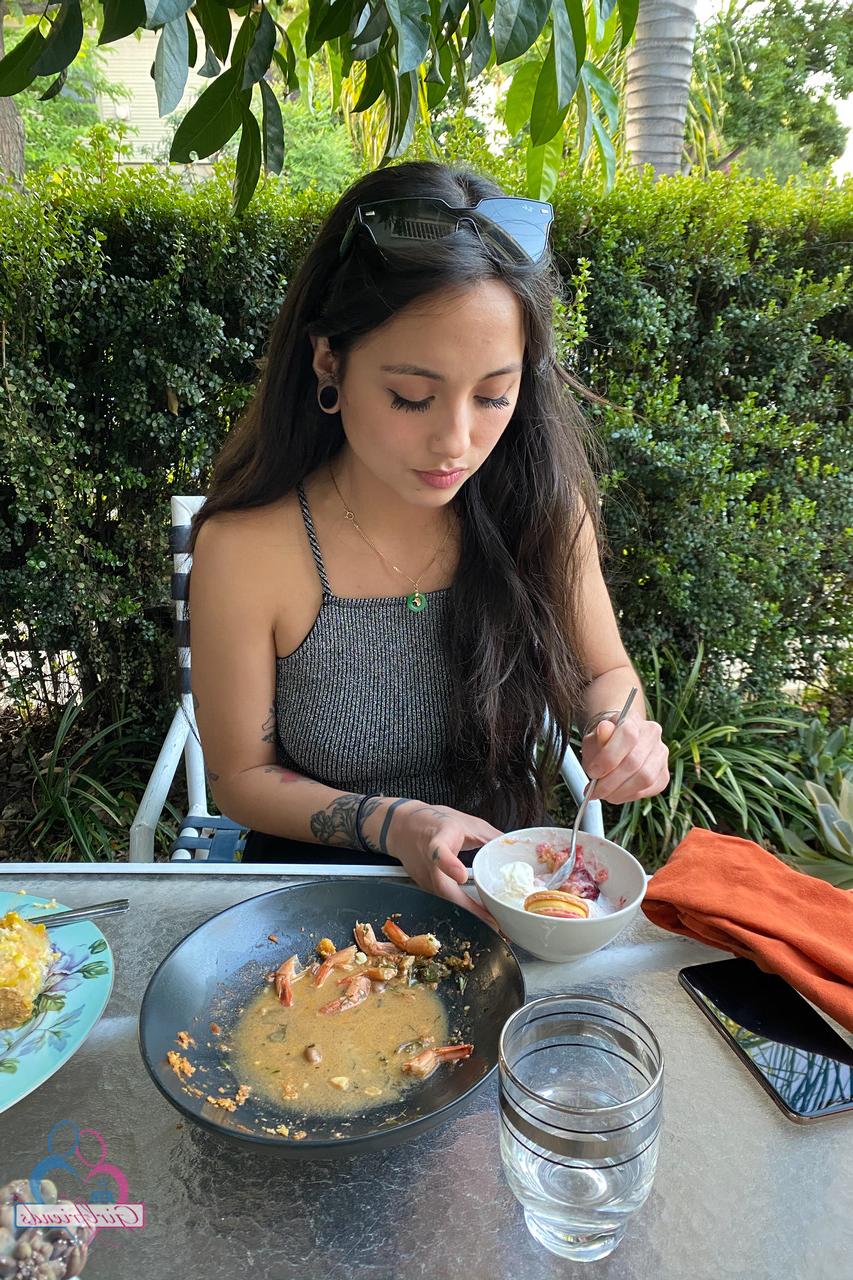 20P La sexy morena Mi Ha Doan muestra sus tetas naturales y su coño peludo