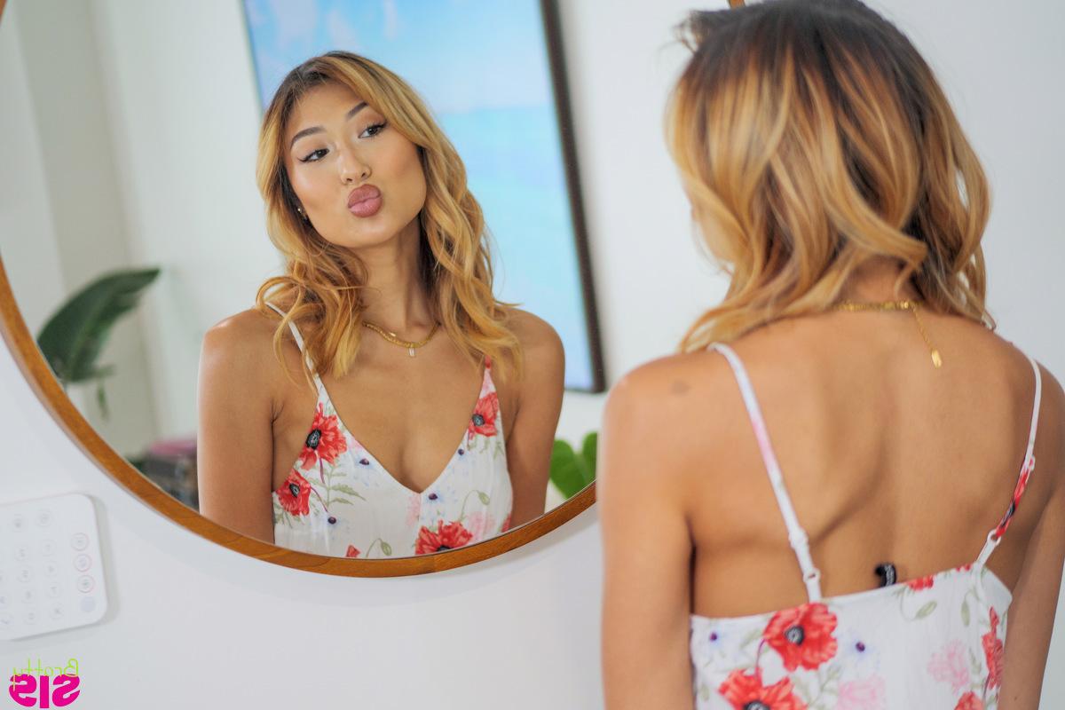 16P La jeune asiatique Mina Luxx dévoile ses petits seins avant une relation sexuelle en POV avec une longue bite.