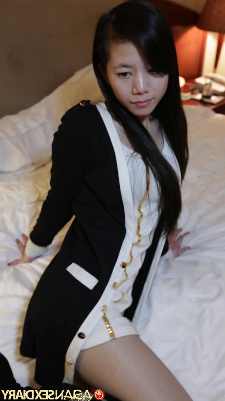 20P La maigre asiatique Ming B donne un BJ bâclé et prend une grosse bite dans sa chatte poilue
