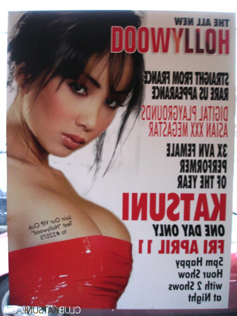 15P La beauté asiatique Katsuni monte sur scène tout en travaillant comme strip-teaseuse.
