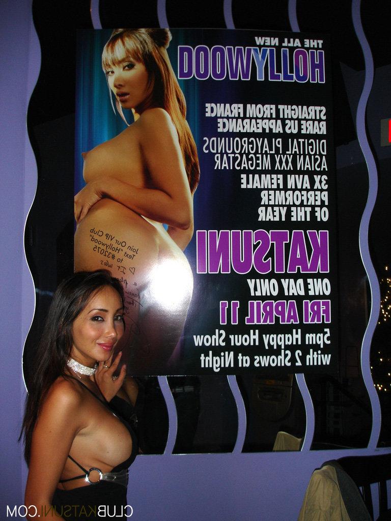 15P La beauté asiatique Katsuni monte sur scène tout en travaillant comme strip-teaseuse.
