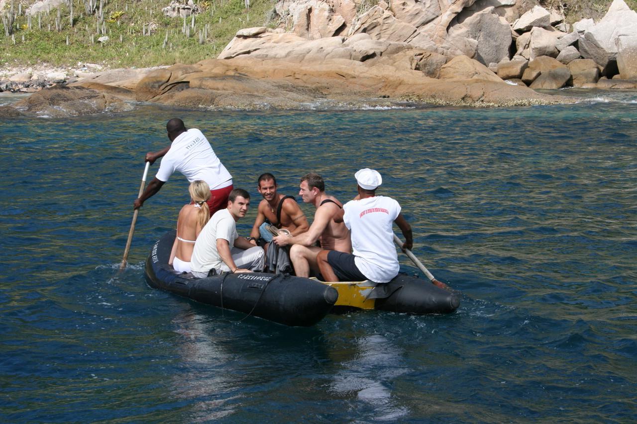 17P Die heiße blonde Analschlampe Lea Lazure lässt sich beim Outdoor-Gangbang den Arsch aufbohren und DP machen