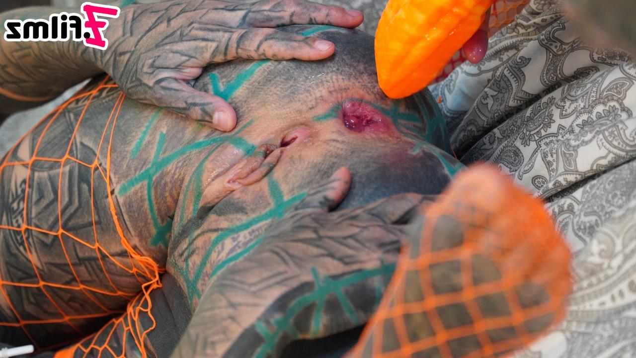16P A garota tatuada Anuskatzz faz sexo lésbico com Stacy Bloom em uma cama