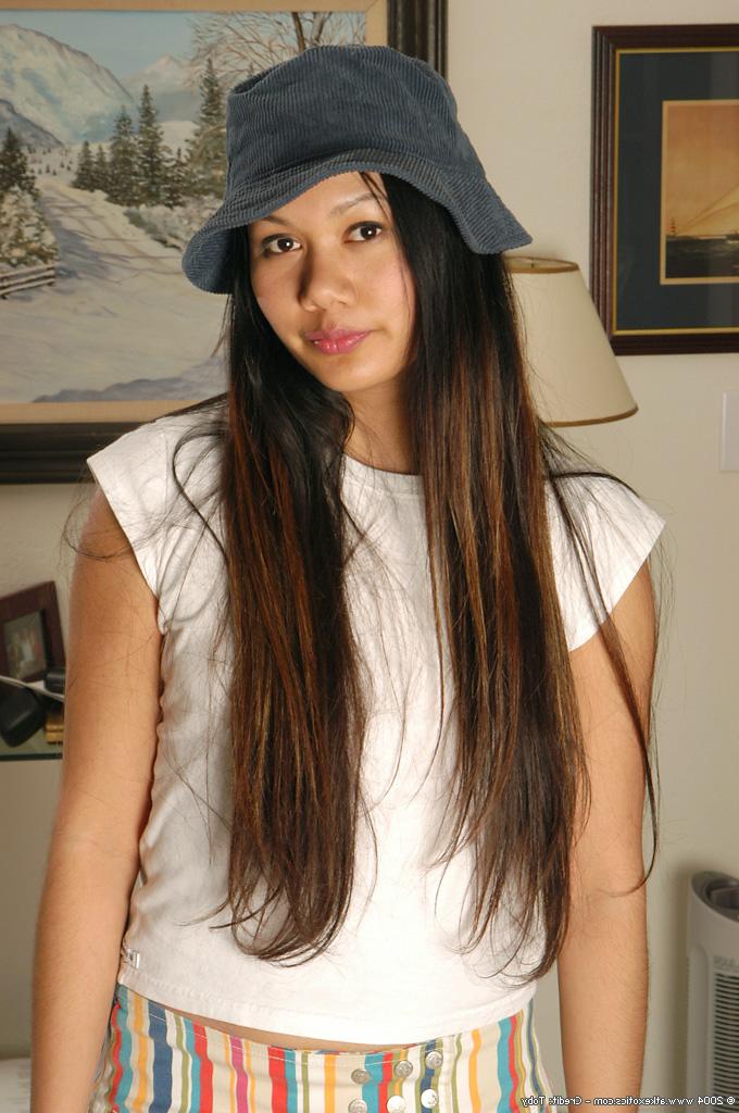 16P アジア人初の帽子をかぶった美女の写真撮影中に貧乳が露出