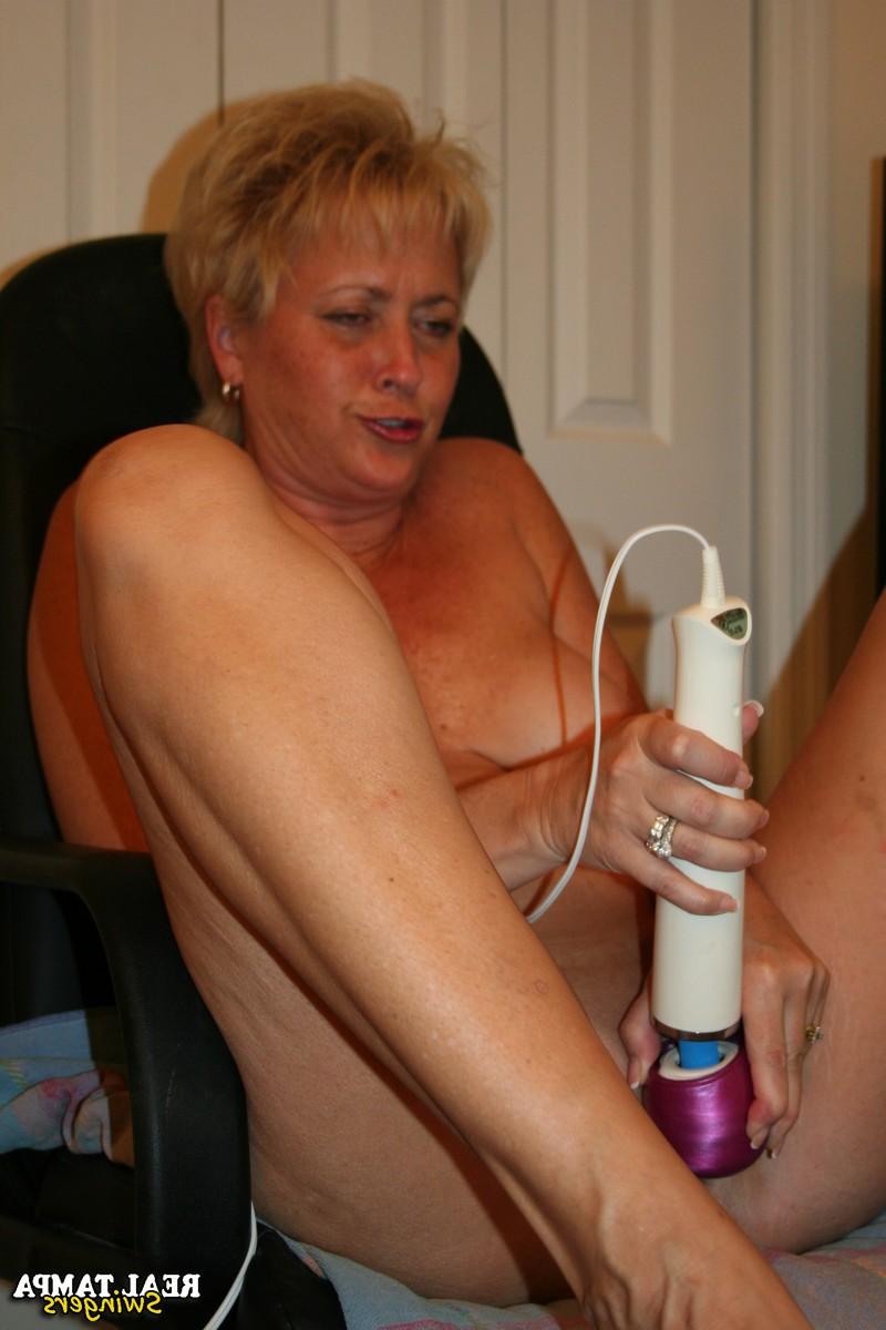 20P A dona de casa madura Tracy Lick brinca com seu vibrador enquanto assiste pornografia